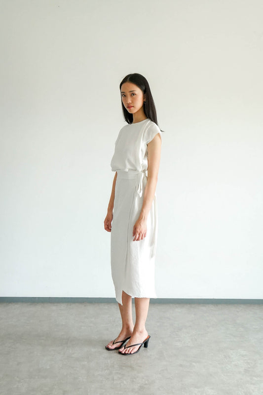 Akina Dress in Loose Linen - Broken White