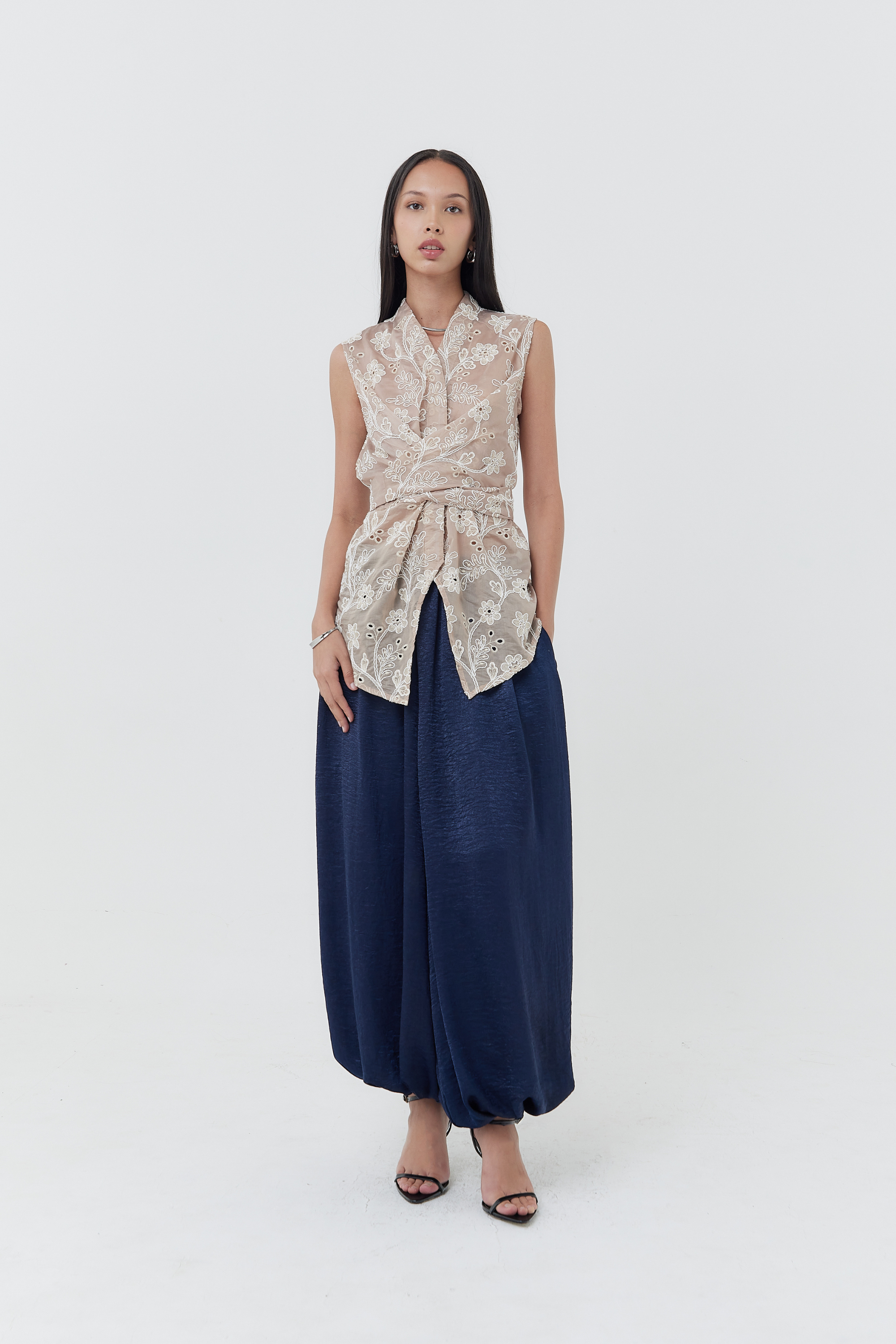 Loka Top Embroidery - Beige