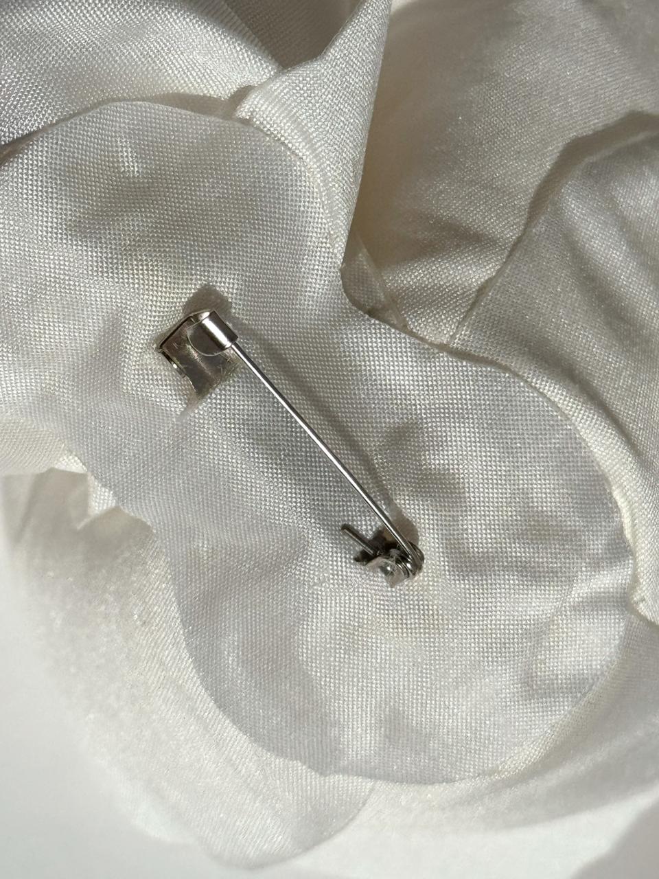 (PO) Brooch 01 - Broken White