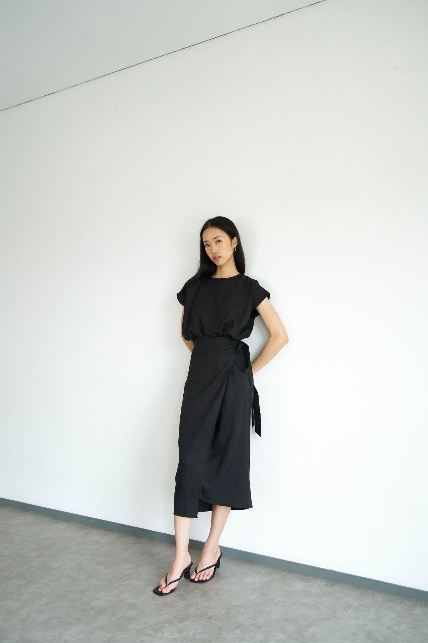 Akina Dress in Loose Linen - Black