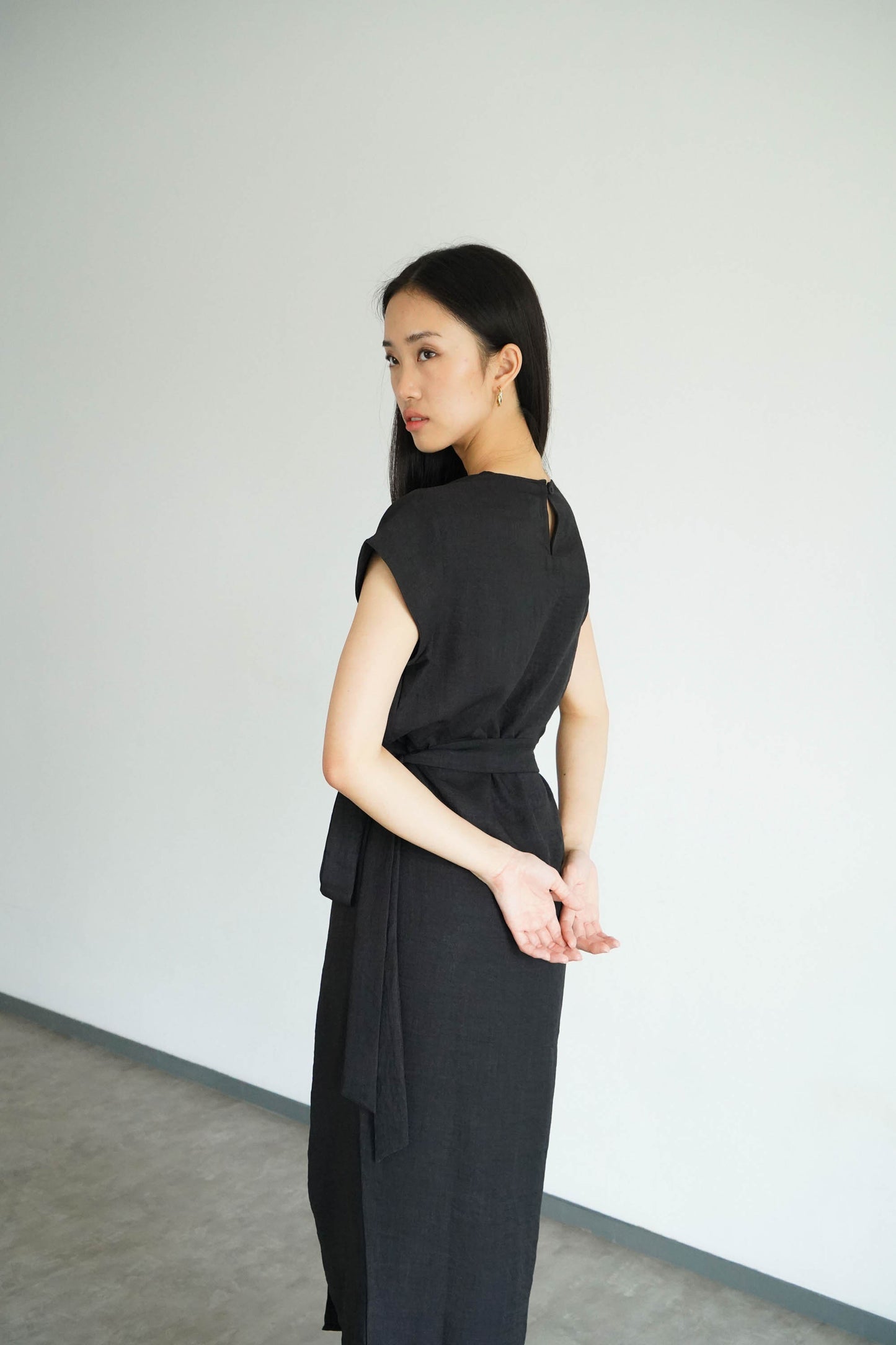 Akina Dress in Loose Linen - Black